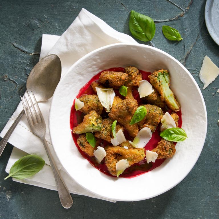 חטיפי ברוקולי ברוטב סלק וצ'נקים של פרמזן