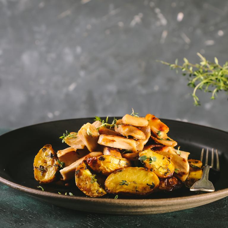 נתחי סויה דמוי עוף מוקפצים עם תפוחי אדמה