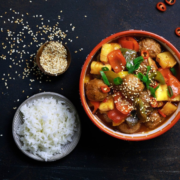 מיטבולס ברוטב אסייאתי עם אננס ופלפלים צבעוניים