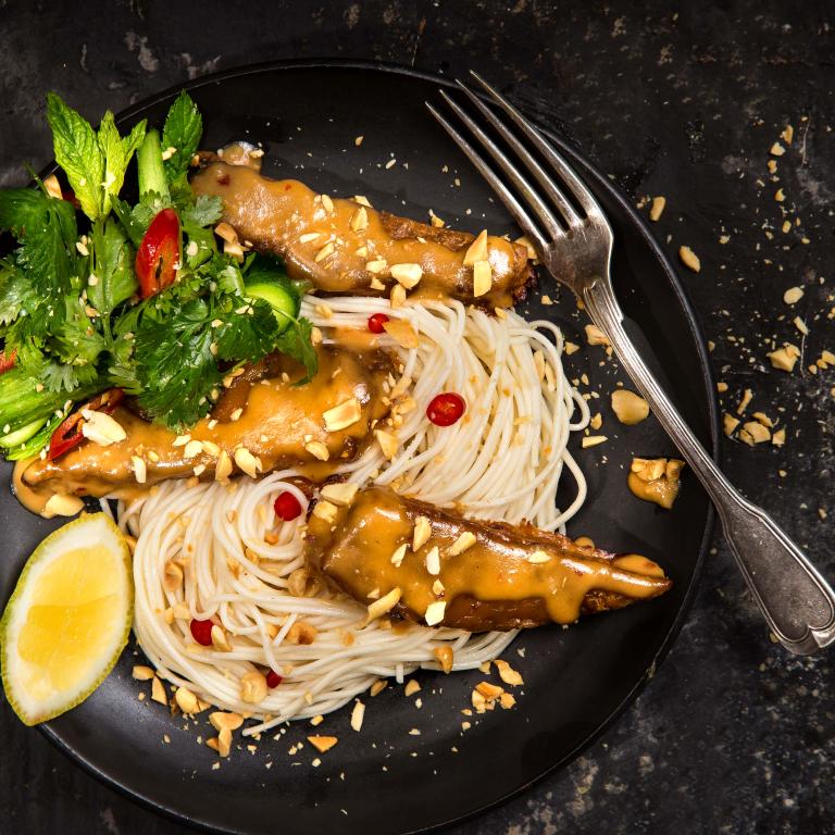 נתחי חזה בגריל צמחוני ברוטב סאטה