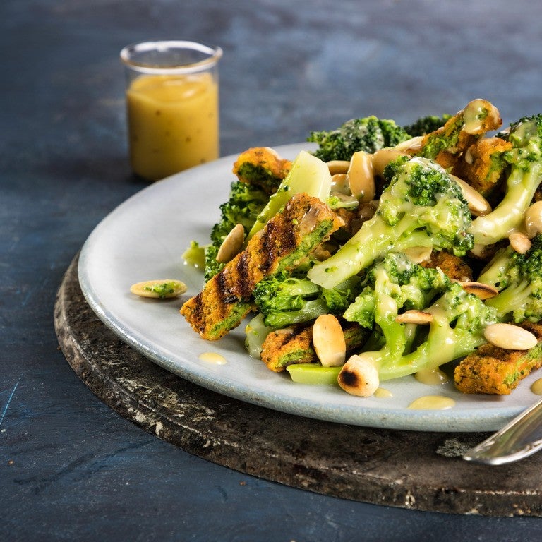 סלט פרחי ברוקולי, שקדים קלויים ושניצל ברוקולי