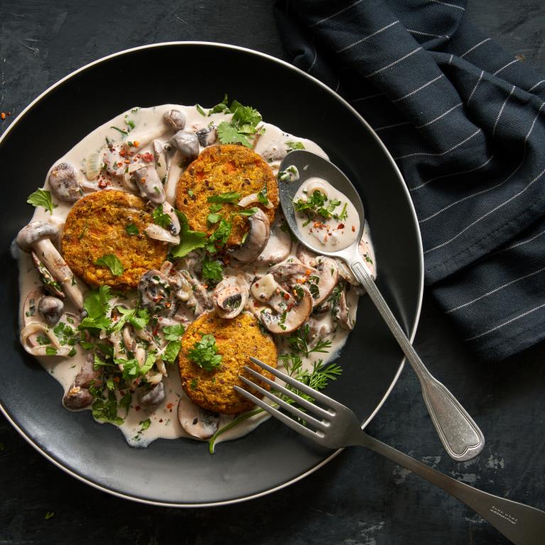 קציצות עדשים ברוטב פטריות וחלב קוקוס | טבעול