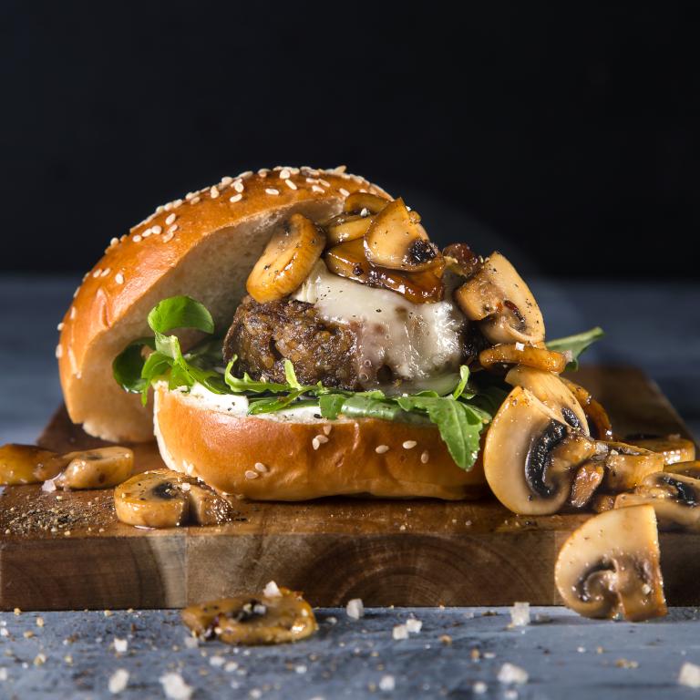 בורגר פטריות עם גבינת עזים ופטריות מוקפצות