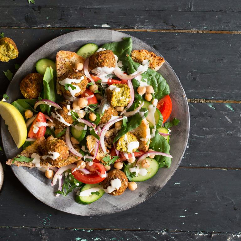 סלט פאטוש עם פלאפל