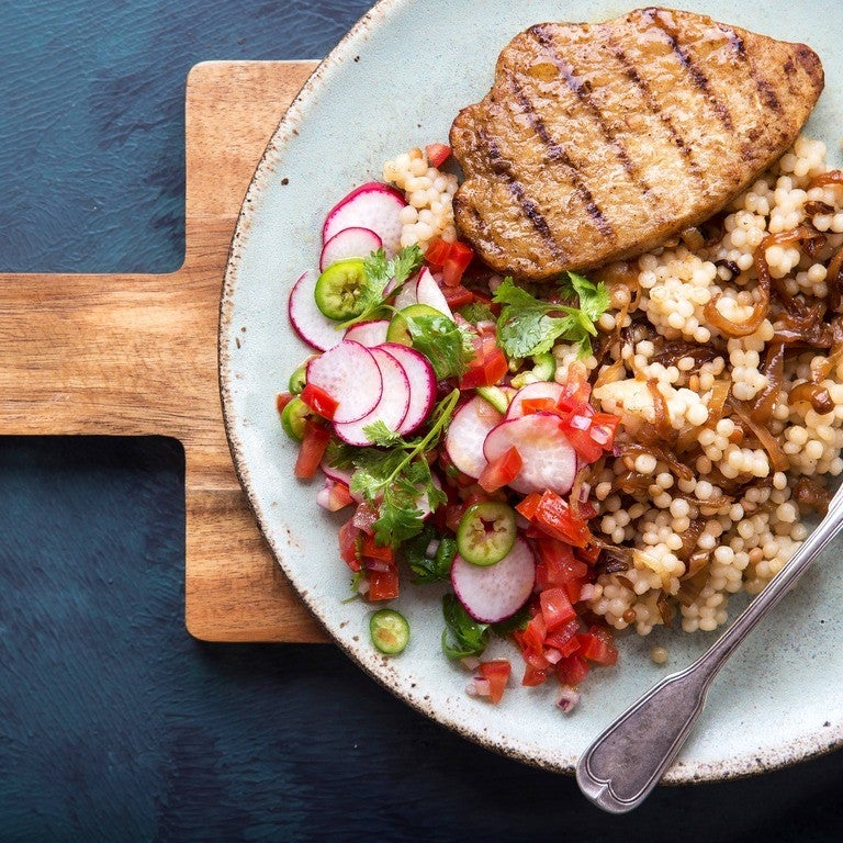 חזה בגריל מן הצומח 99 קלוריות עם פתיתים וסלט עגבניות פיקנטי | טבעול