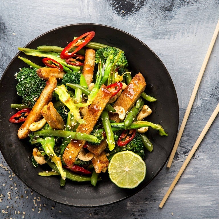 רצועות שניצל מן הצומח טבעול &quot;המון חלבון&quot; מוקפצות עם שעועית ירוקה, ברוקולי וקשיו