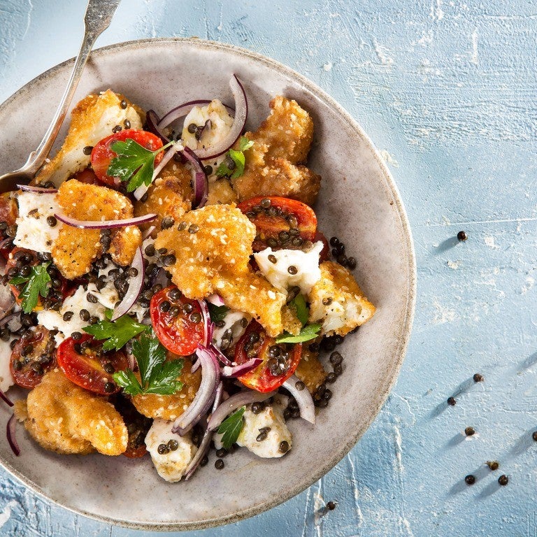 סלט חטיפי כרובית טבעול, עדשים שחורות, עגבניות שרי ומוצרלה