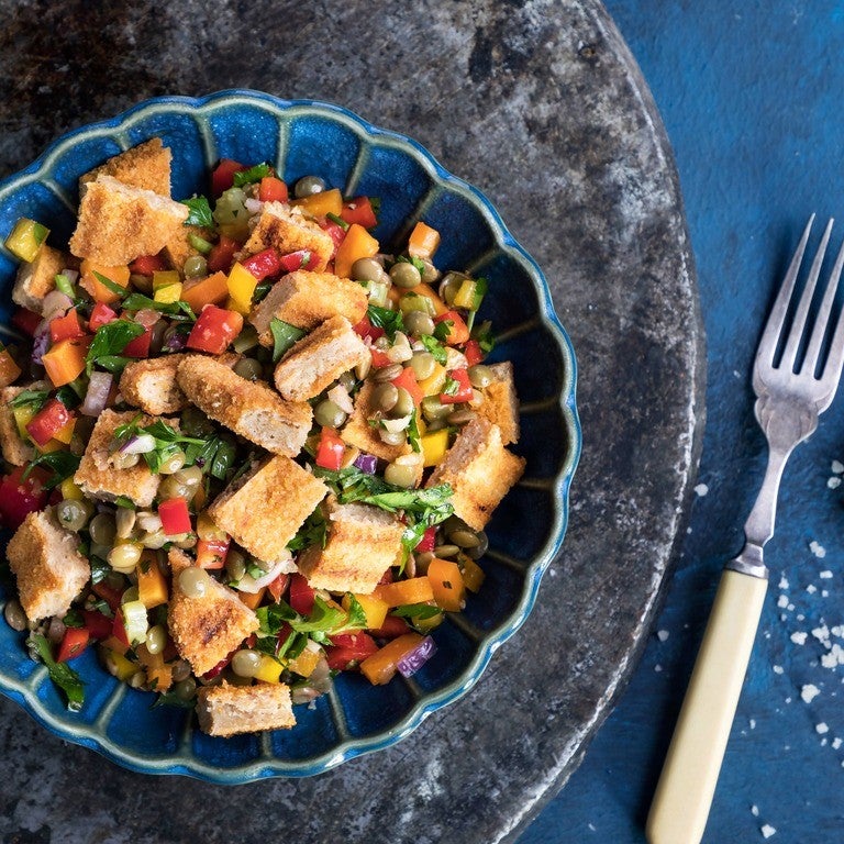 סלט עדשים עם גזר סלרי בצל ורצועות שניצל המון חלבון