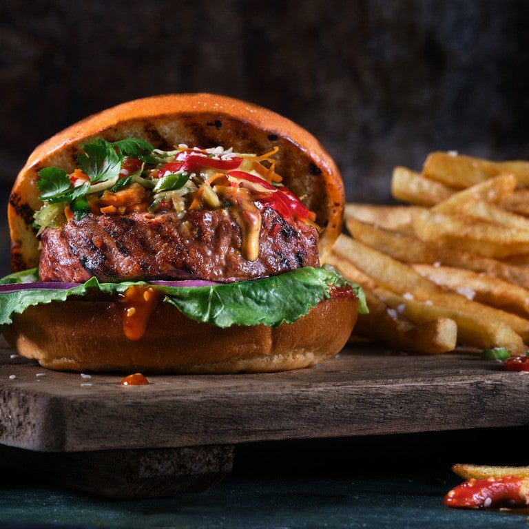 עם טופינג אסייתי SENSATIONAL BURGER