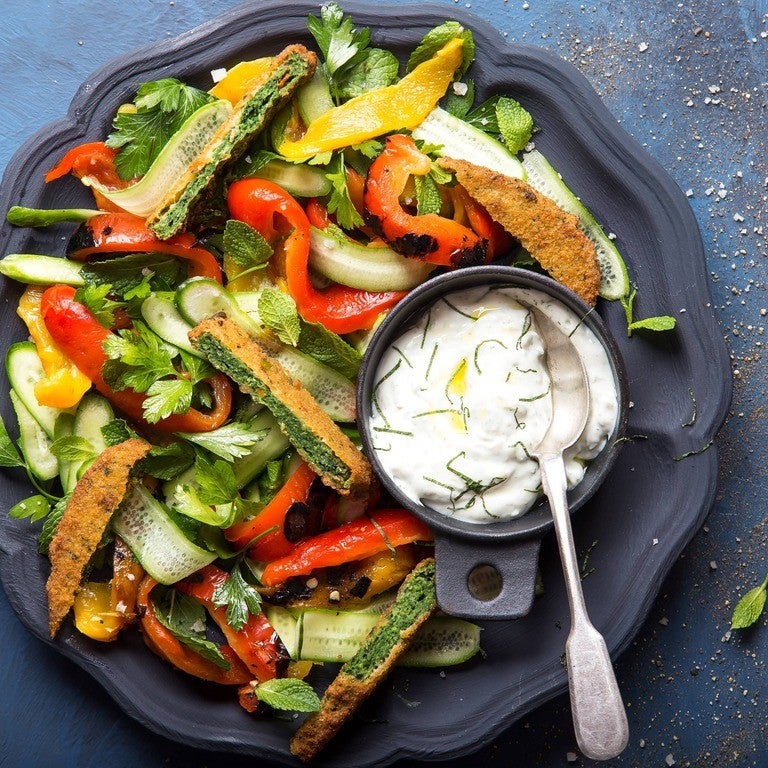 סלט של שניצל תרד 99 קלוריות טבעול, פלפלים צבעוניים קלויים וציזיקי